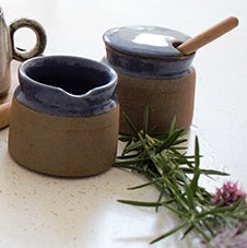 STONEWARE SUGAR BOWL WITH SPOON