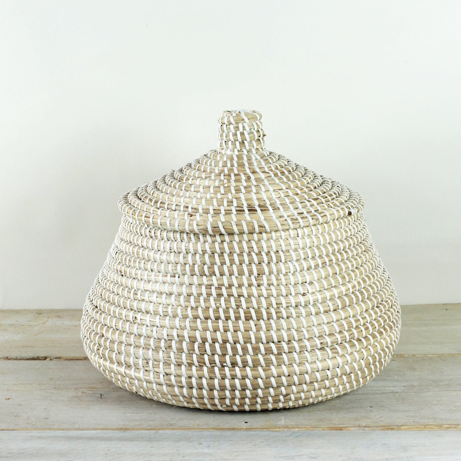 LARGE SUKOSHI SEAGRASS LIDDED BASKET WHITE