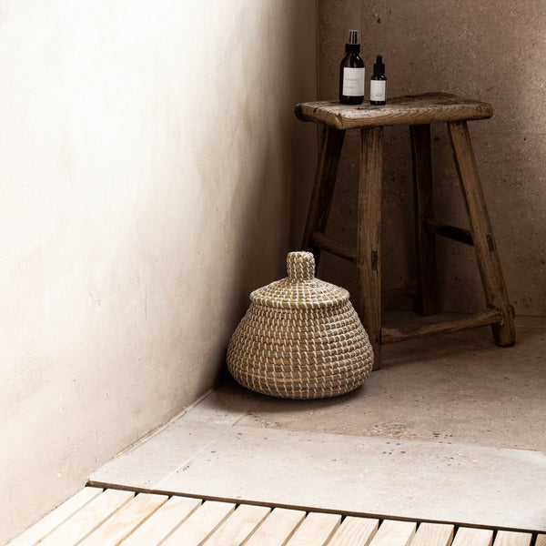 SMALL SUKOSHI SEAGRASS LIDDED BASKET WHITE