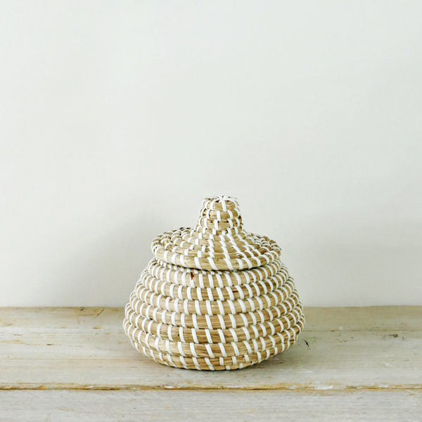 MINI SUKOSHI SEAGRASS LIDDED BASKET WHITE