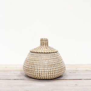 SMALL SUKOSHI SEAGRASS LIDDED BASKET WHITE