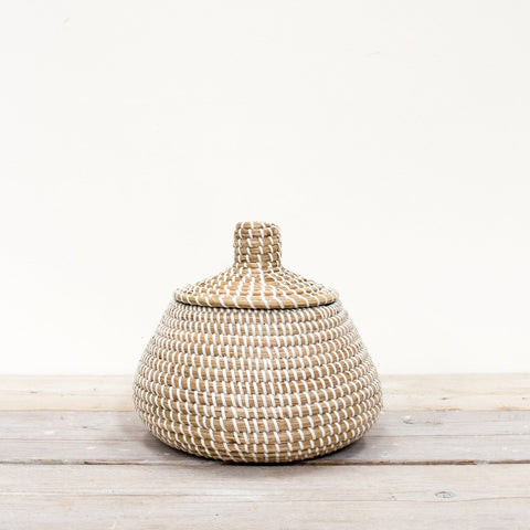 SMALL SUKOSHI SEAGRASS LIDDED BASKET WHITE