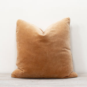 UNARI VELVET CUSHION - CAMEL