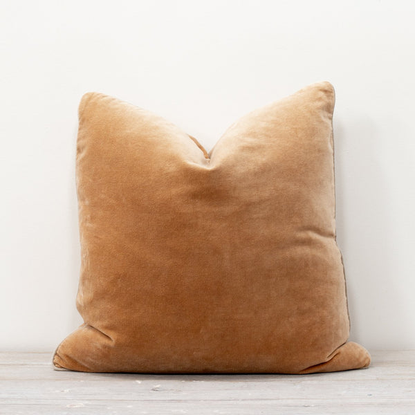 UNARI VELVET CUSHION - CAMEL